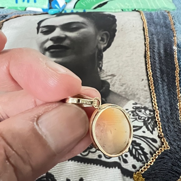Elegant 14K Gold Cameo Pendant - Picture 4 of 4